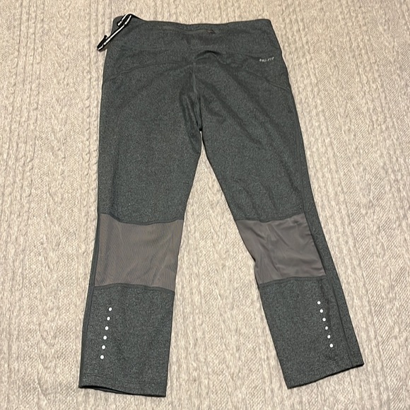 Nike size M Nike Capris Leggings - Picture 4 of 5